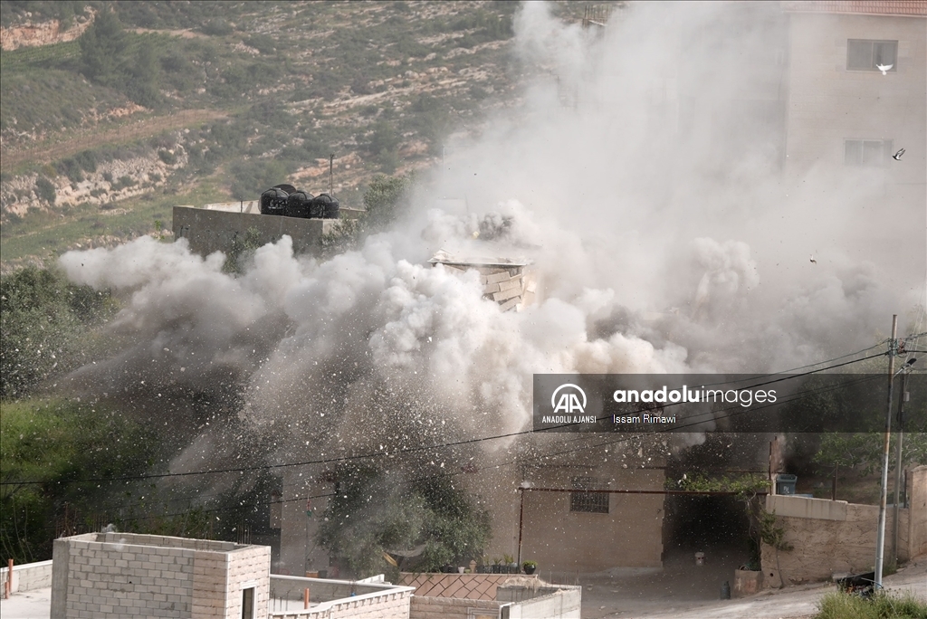 İsrail ordusu Batı Şeria'da bir evi patlayıcılarla yıktı