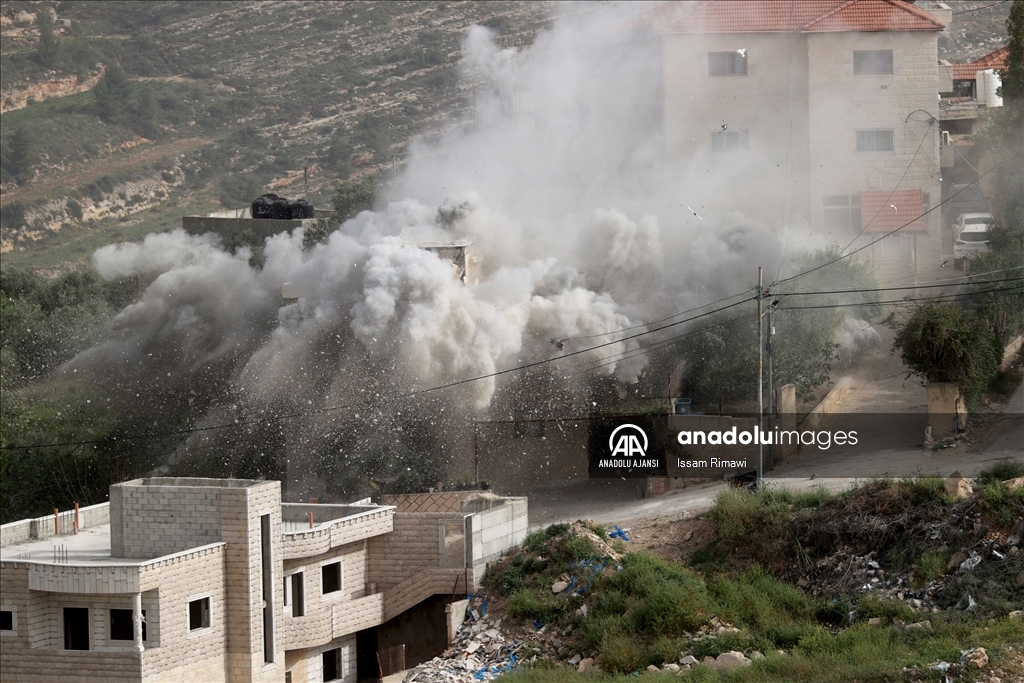 İsrail ordusu Batı Şeria'da bir evi patlayıcılarla yıktı