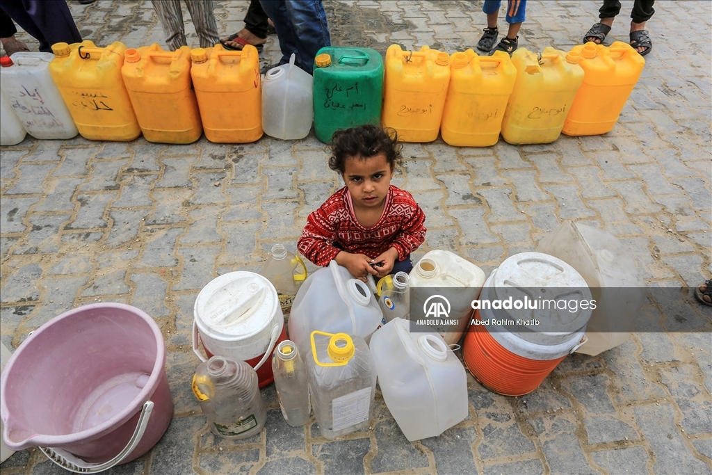 İsrail saldırıları altındaki Gazze'de Filistinliler temiz suya erişmek için her gün mücadele veriyor