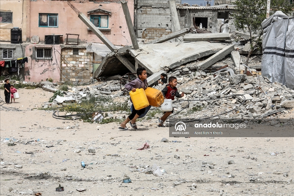 İsrail saldırıları altındaki Gazze'de Filistinliler temiz suya erişmek için her gün mücadele veriyor