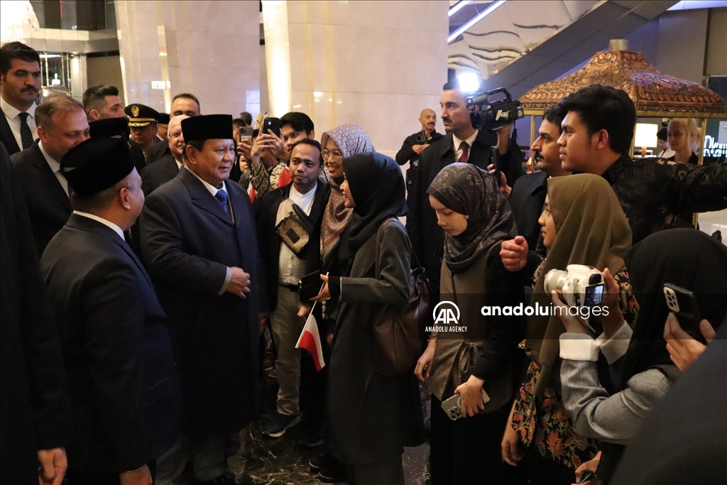 Antusias warga Indonesia sambut kedatangan Prabowo di Turkiye