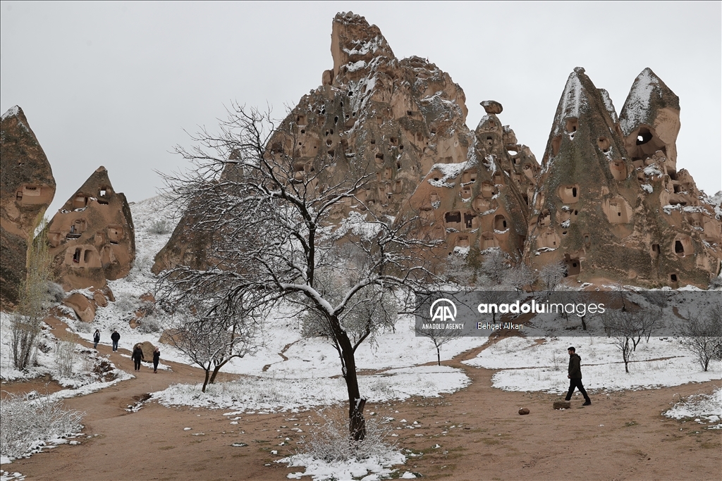 Kapadokya di biharê da bi berfê xemilî