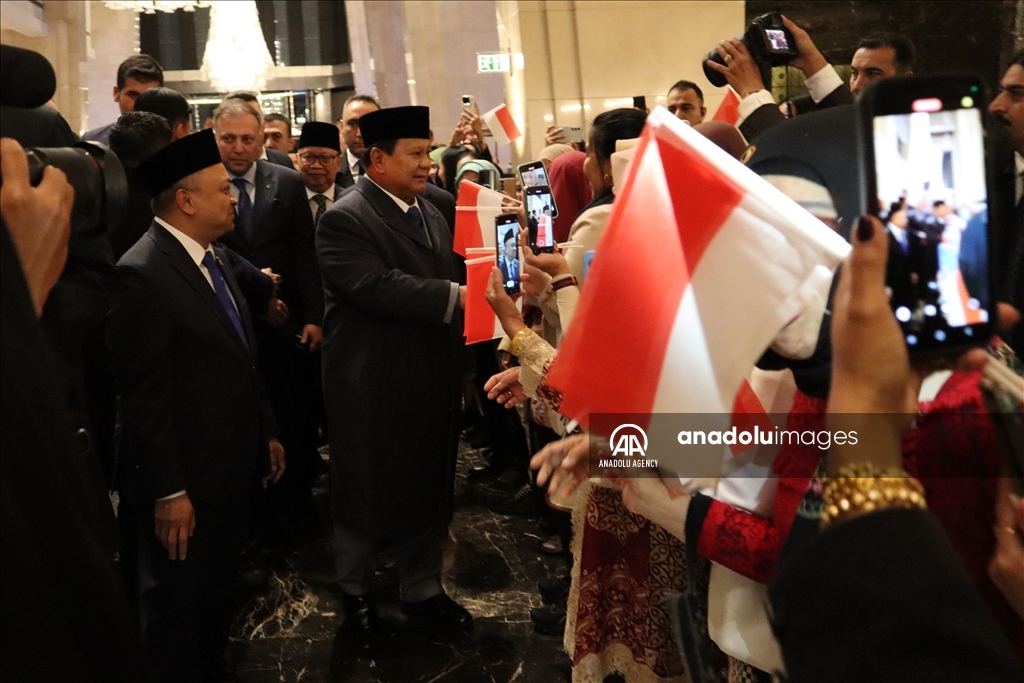 Antusias warga Indonesia sambut kedatangan Prabowo di Turkiye