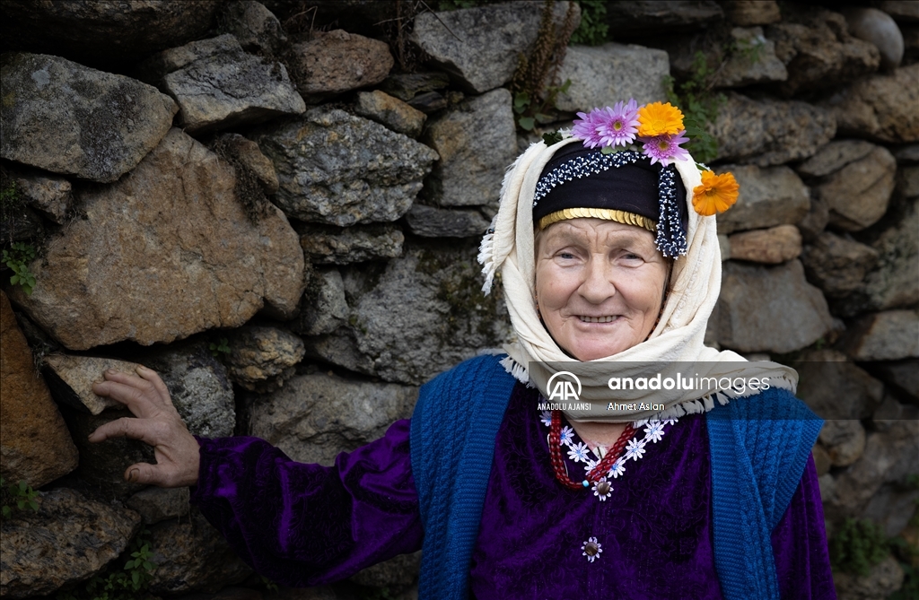 Rengarenk giysilerle yaşatılan 500 yıllık gelenek