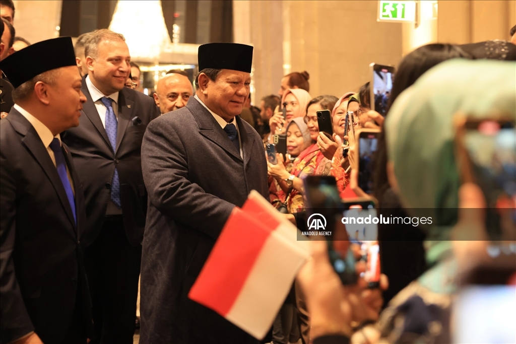 Antusias warga Indonesia sambut kedatangan Prabowo di Turkiye