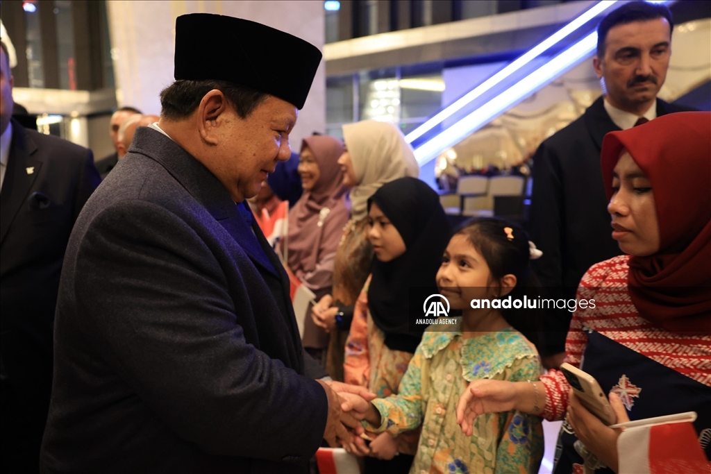 Antusias warga Indonesia sambut kedatangan Prabowo di Turkiye