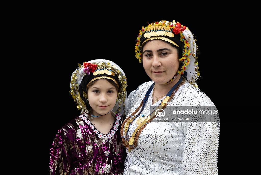 Rengarenk giysilerle yaşatılan 500 yıllık gelenek