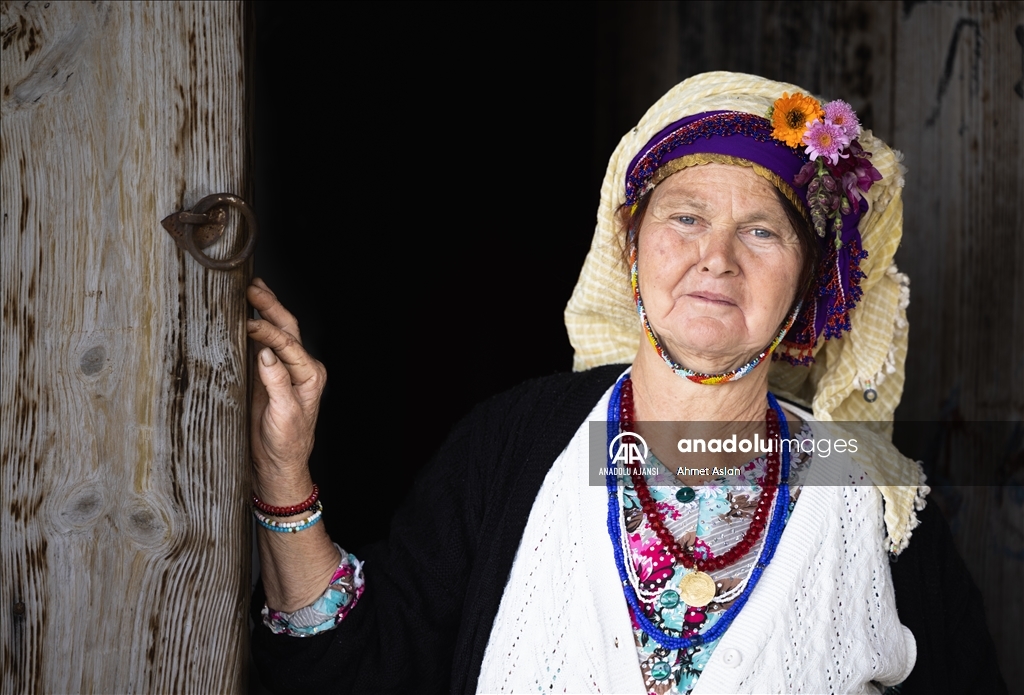 Rengarenk giysilerle yaşatılan 500 yıllık gelenek