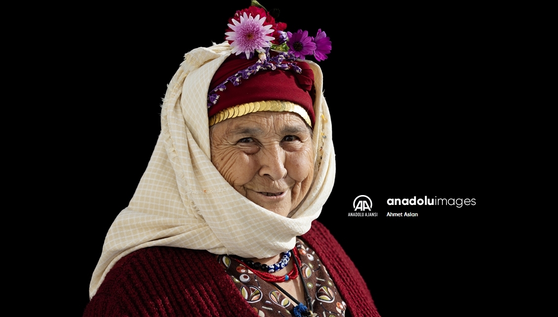 Rengarenk giysilerle yaşatılan 500 yıllık gelenek