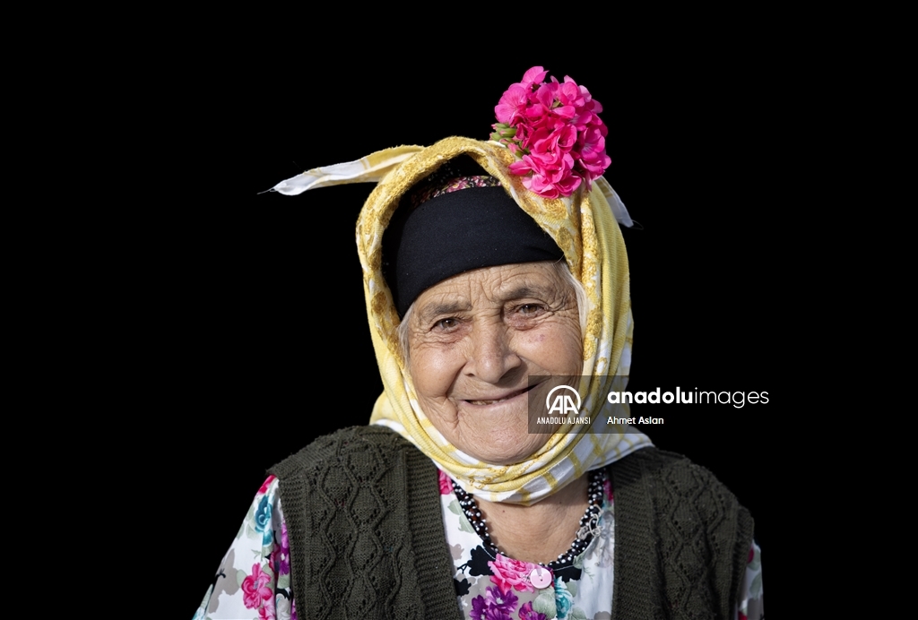 Rengarenk giysilerle yaşatılan 500 yıllık gelenek