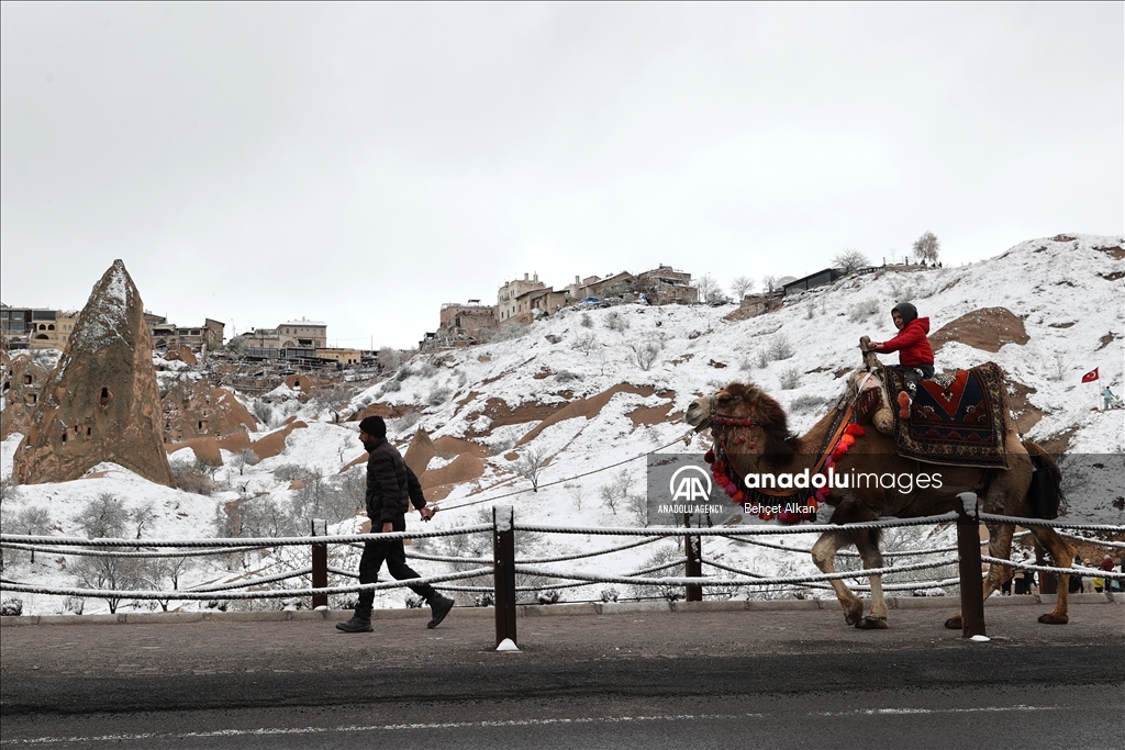 Kapadokya di biharê da bi berfê xemilî