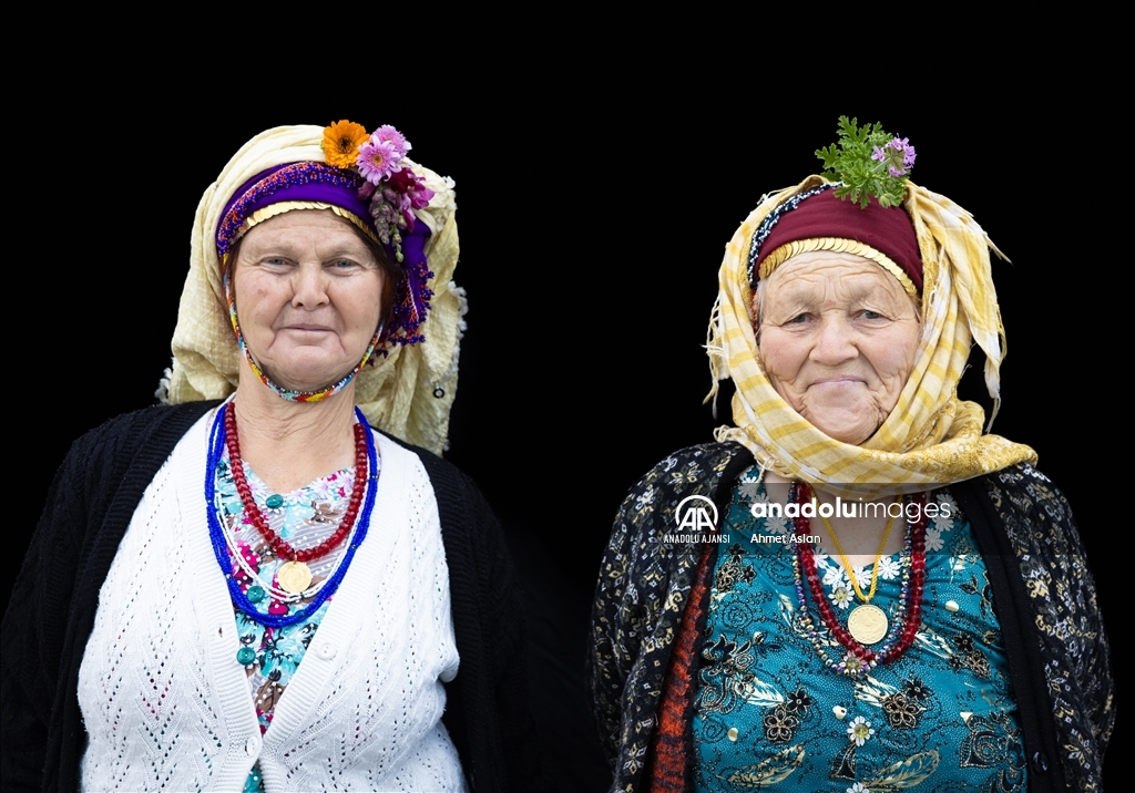 Rengarenk giysilerle yaşatılan 500 yıllık gelenek