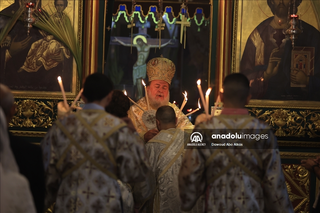 مسيحيون بغزة يحيون أحد الشعانين على وقع قصف إسرائيلي لمستشفى وتضرر كنيسة