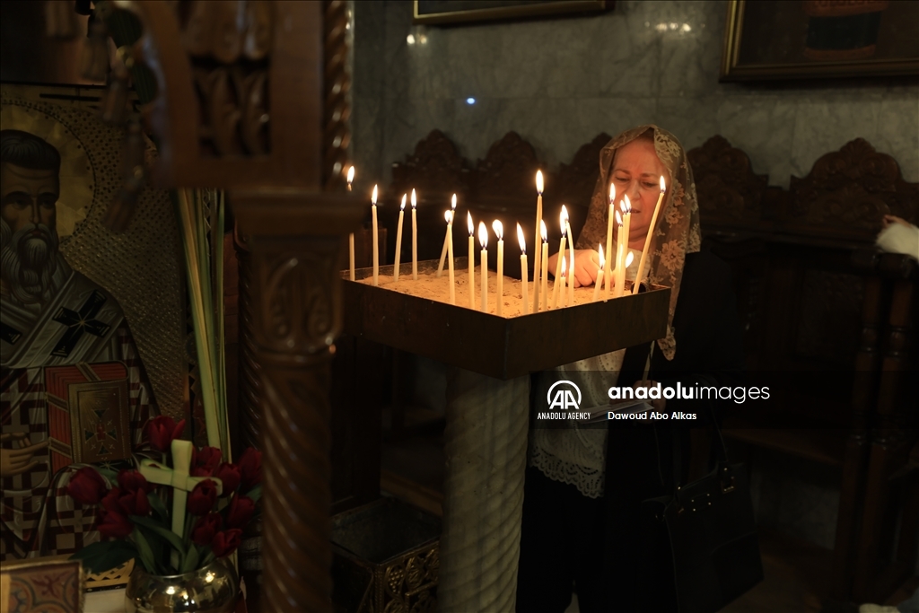 مسيحيون بغزة يحيون أحد الشعانين على وقع قصف إسرائيلي لمستشفى وتضرر كنيسة