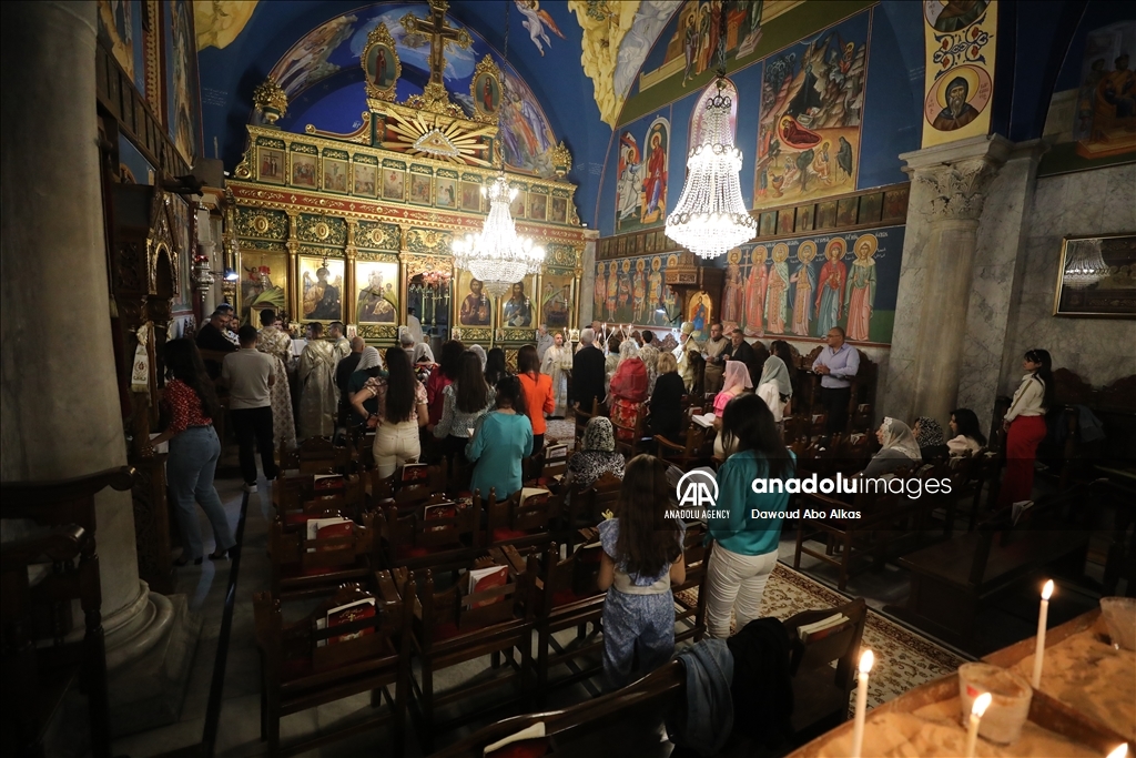 مسيحيون بغزة يحيون أحد الشعانين على وقع قصف إسرائيلي لمستشفى وتضرر كنيسة