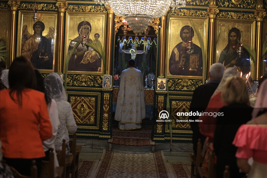 مسيحيون بغزة يحيون أحد الشعانين على وقع قصف إسرائيلي لمستشفى وتضرر كنيسة