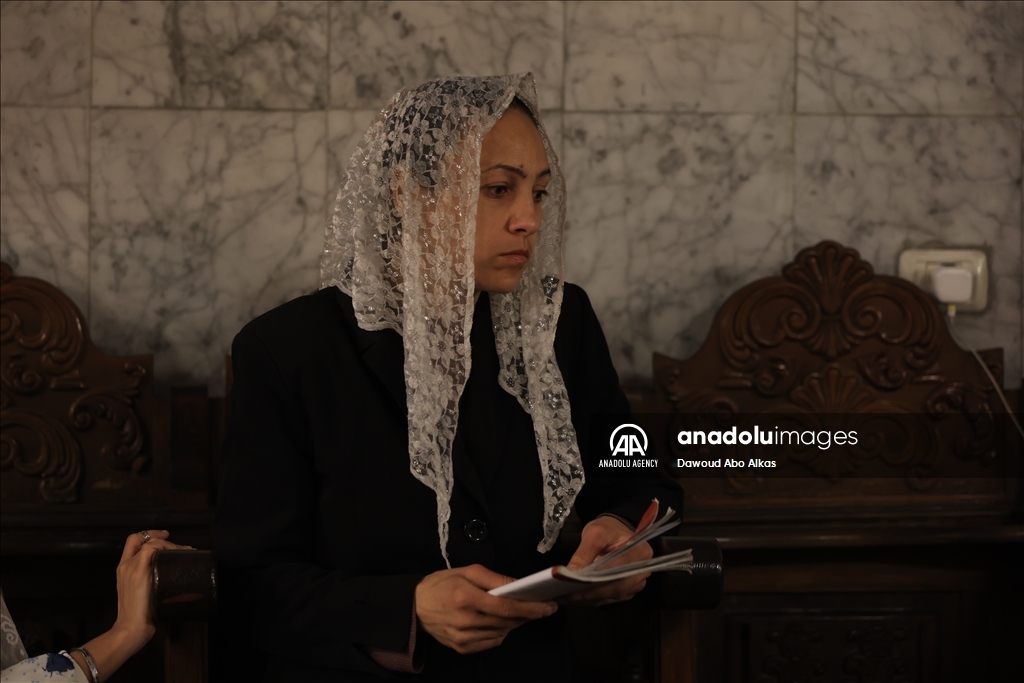 مسيحيون بغزة يحيون أحد الشعانين على وقع قصف إسرائيلي لمستشفى وتضرر كنيسة