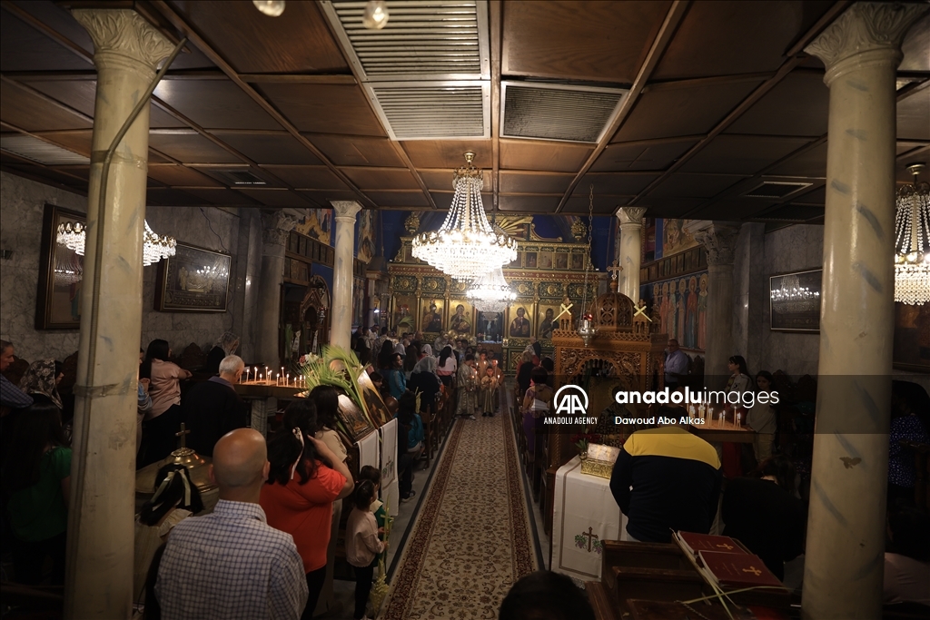 مسيحيون بغزة يحيون أحد الشعانين على وقع قصف إسرائيلي لمستشفى وتضرر كنيسة