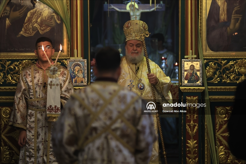 مسيحيون بغزة يحيون أحد الشعانين على وقع قصف إسرائيلي لمستشفى وتضرر كنيسة