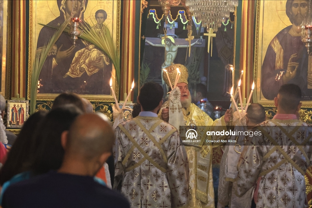 مسيحيون بغزة يحيون أحد الشعانين على وقع قصف إسرائيلي لمستشفى وتضرر كنيسة