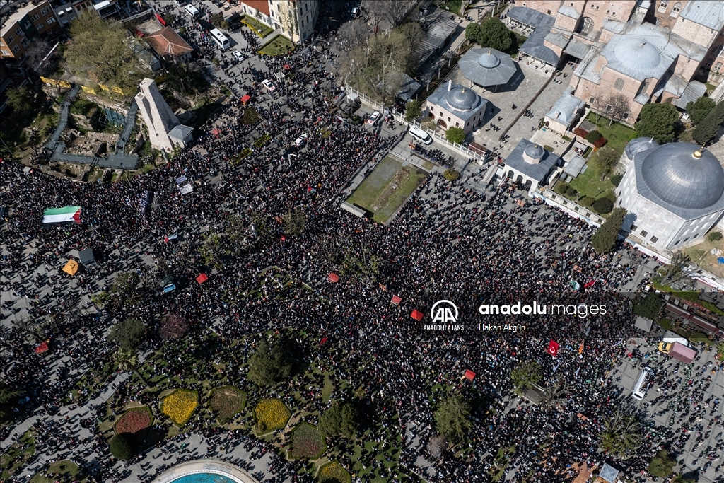 İHH'nin düzenlediği "Gazze Ölüyor! Ayağa Kalk!" yürüyüşü başladı