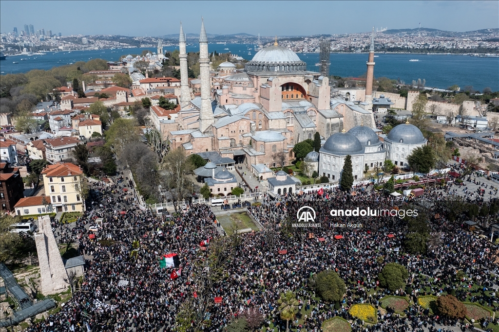 İHH'nin düzenlediği "Gazze Ölüyor! Ayağa Kalk!" yürüyüşü başladı