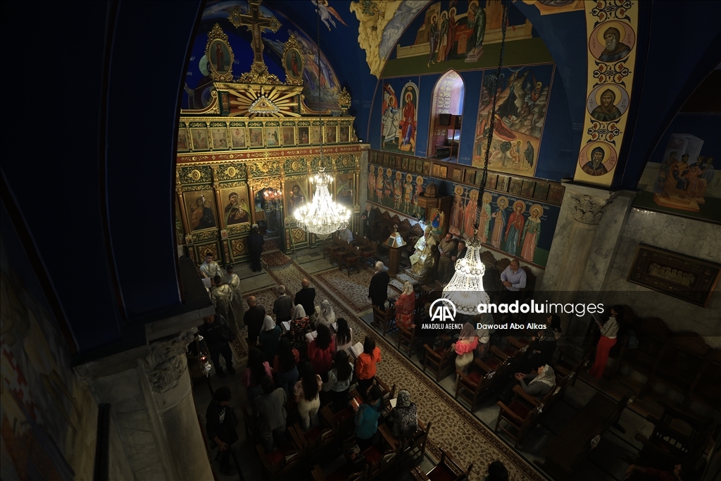 مسيحيون بغزة يحيون أحد الشعانين على وقع قصف إسرائيلي لمستشفى وتضرر كنيسة