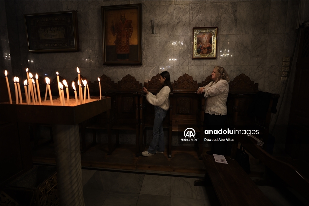 مسيحيون بغزة يحيون أحد الشعانين على وقع قصف إسرائيلي لمستشفى وتضرر كنيسة