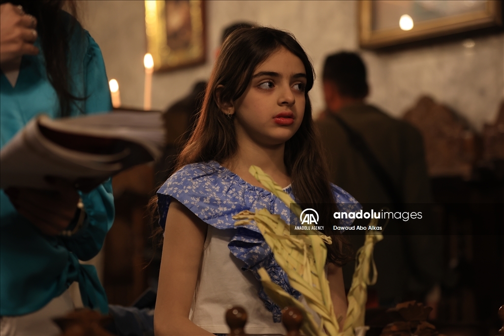 مسيحيون بغزة يحيون أحد الشعانين على وقع قصف إسرائيلي لمستشفى وتضرر كنيسة