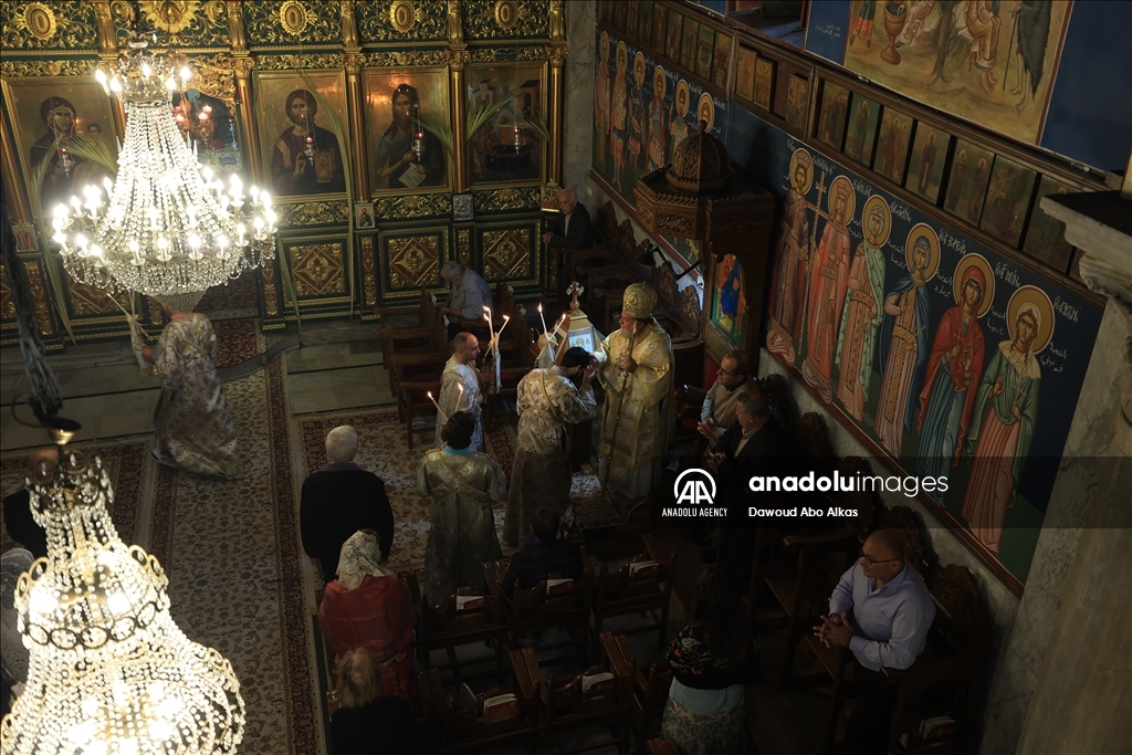 مسيحيون بغزة يحيون أحد الشعانين على وقع قصف إسرائيلي لمستشفى وتضرر كنيسة