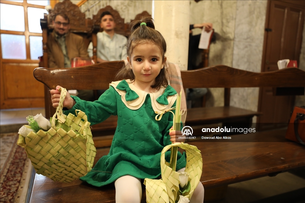 مسيحيون بغزة يحيون أحد الشعانين على وقع قصف إسرائيلي لمستشفى وتضرر كنيسة