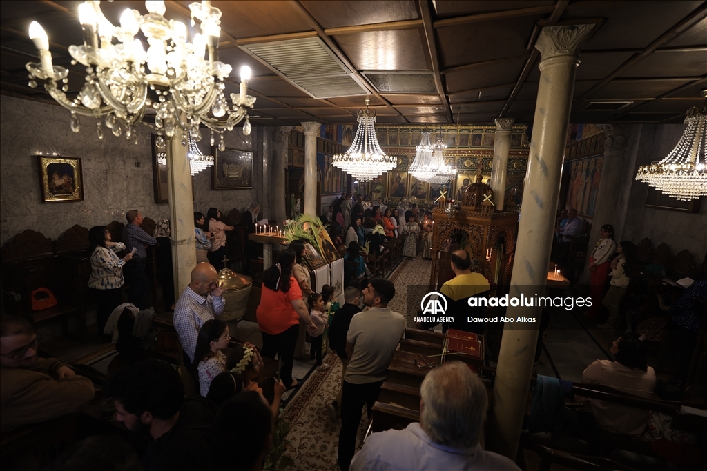 مسيحيون بغزة يحيون أحد الشعانين على وقع قصف إسرائيلي لمستشفى وتضرر كنيسة