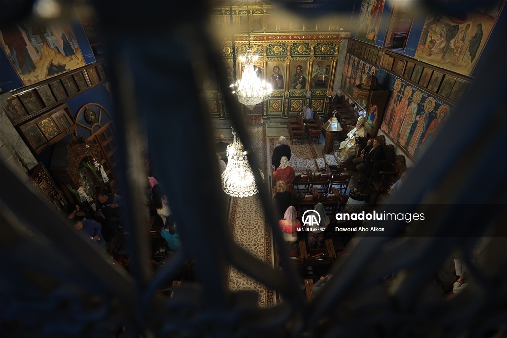 مسيحيون بغزة يحيون أحد الشعانين على وقع قصف إسرائيلي لمستشفى وتضرر كنيسة