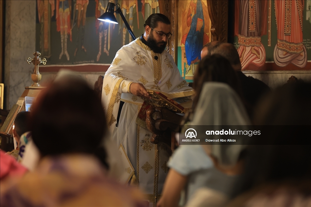 مسيحيون بغزة يحيون أحد الشعانين على وقع قصف إسرائيلي لمستشفى وتضرر كنيسة