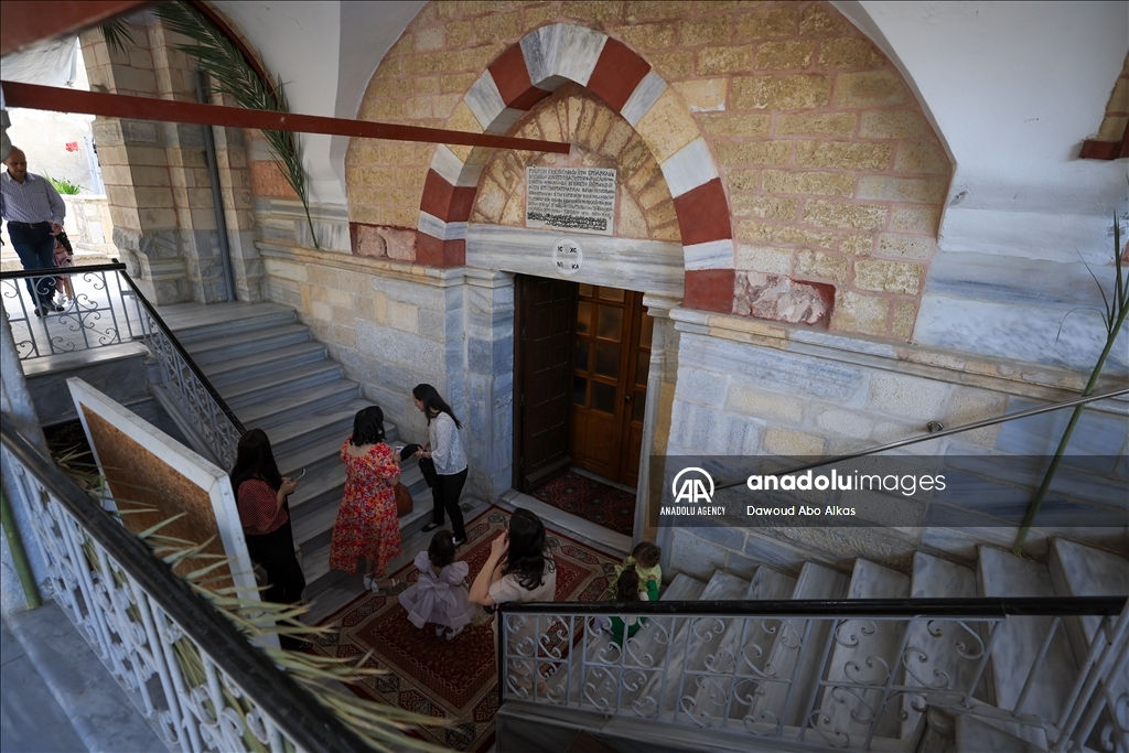 مسيحيون بغزة يحيون أحد الشعانين على وقع قصف إسرائيلي لمستشفى وتضرر كنيسة