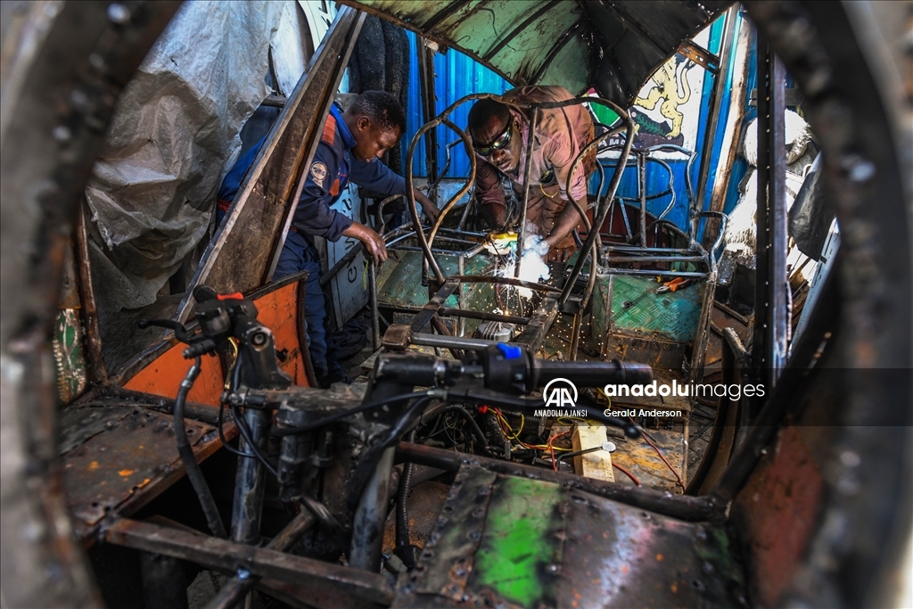 Kenya'da gençler hurdalardan gelecek inşa ediyor