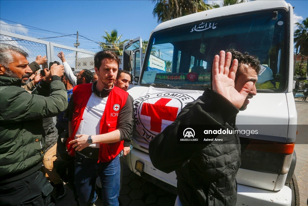 İsrail, Gazze'de alıkoyduğu ve sağlık durumları kötüleşen 9 Filistinliyi salıverdi