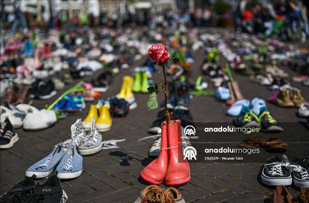 Ribuan sepatu dipajang di Lapangan Bresstraat sebagai simbol tewasnya ribuan anak-anak Gaza