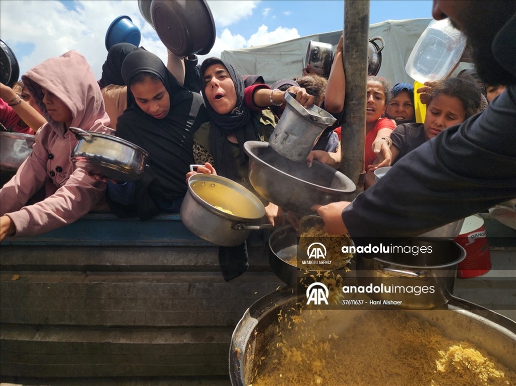 Potret pilu anak-anak Gaza antre makanan di tengah blokade Israel