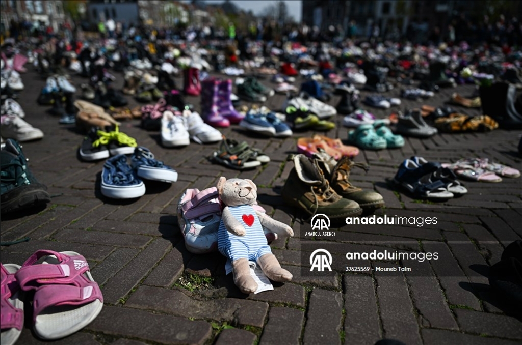 Ribuan sepatu dipajang di Lapangan Bresstraat sebagai simbol tewasnya ribuan anak-anak Gaza
