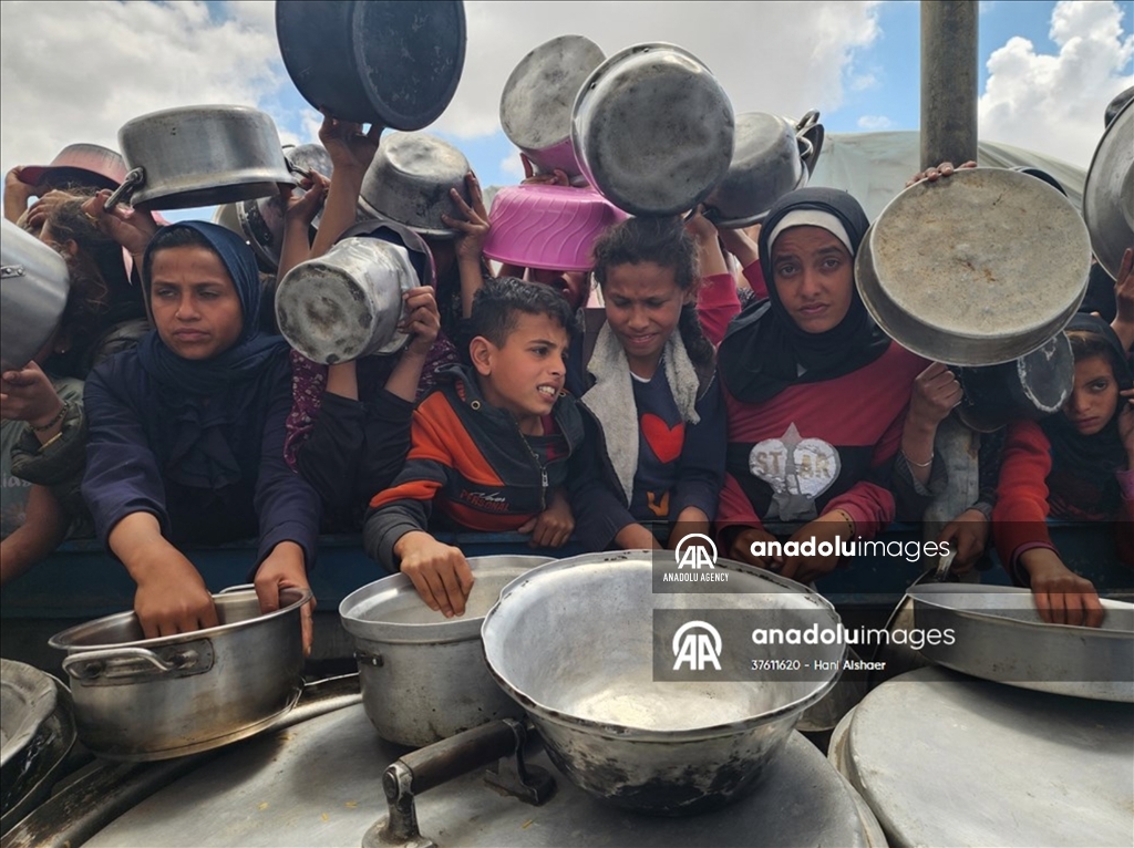 Potret pilu anak-anak Gaza antre makanan di tengah blokade Israel