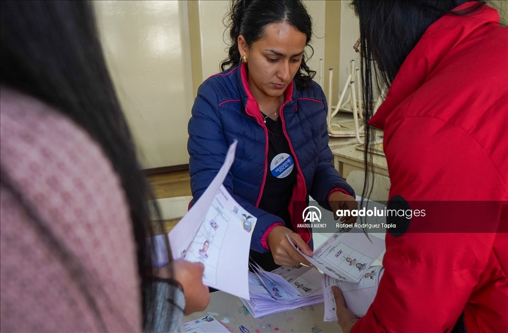 Vote Counting Begins in Quito During Ecuador’s 2025 Elections