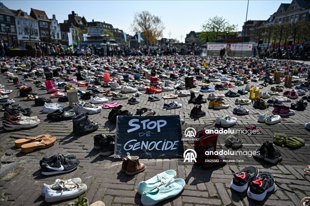 Ribuan sepatu dipajang di Lapangan Bresstraat sebagai simbol tewasnya ribuan anak-anak Gaza