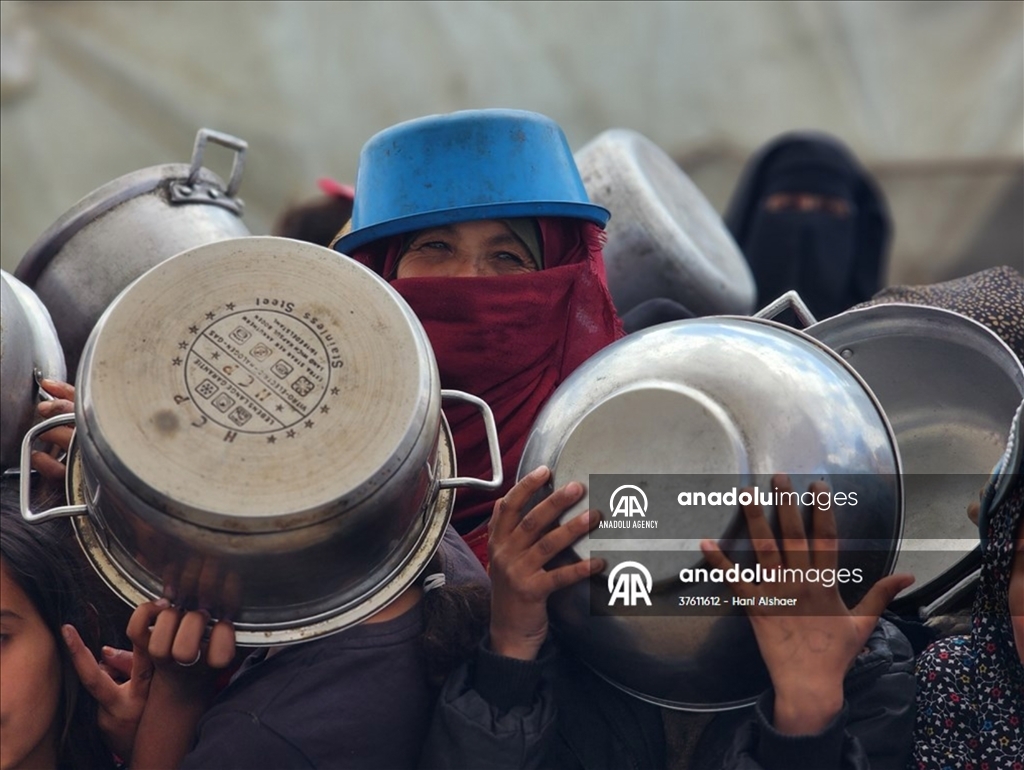 Potret pilu anak-anak Gaza antre makanan di tengah blokade Israel