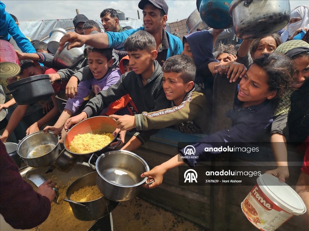 Potret pilu anak-anak Gaza antre makanan di tengah blokade Israel