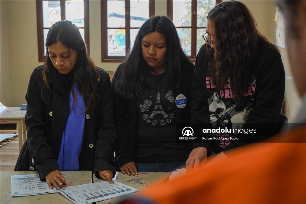 Vote Counting Begins in Quito During Ecuador’s 2025 Elections