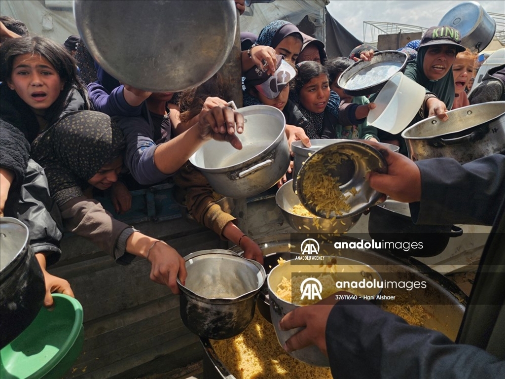 Potret pilu anak-anak Gaza antre makanan di tengah blokade Israel