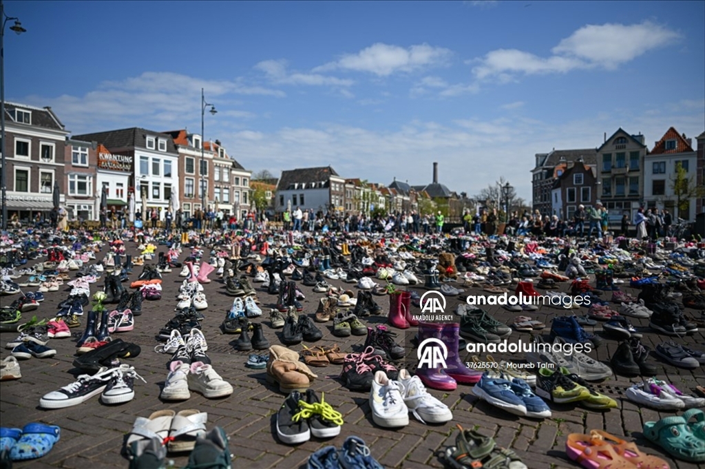 Ribuan sepatu dipajang di Lapangan Bresstraat sebagai simbol tewasnya ribuan anak-anak Gaza