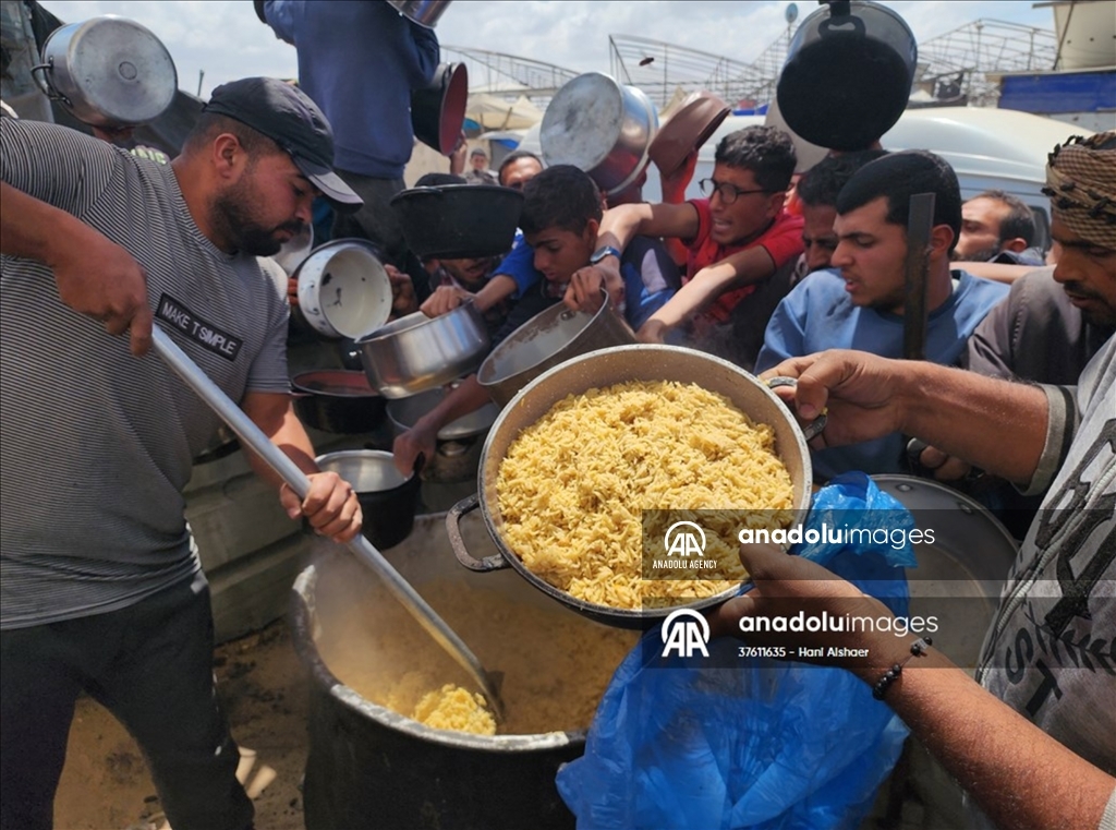 Potret pilu anak-anak Gaza antre makanan di tengah blokade Israel