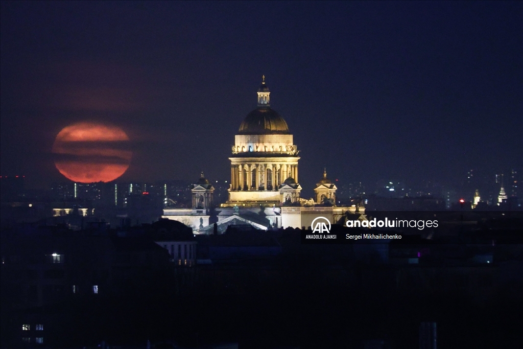 Saint Petersburg'da Dolunay